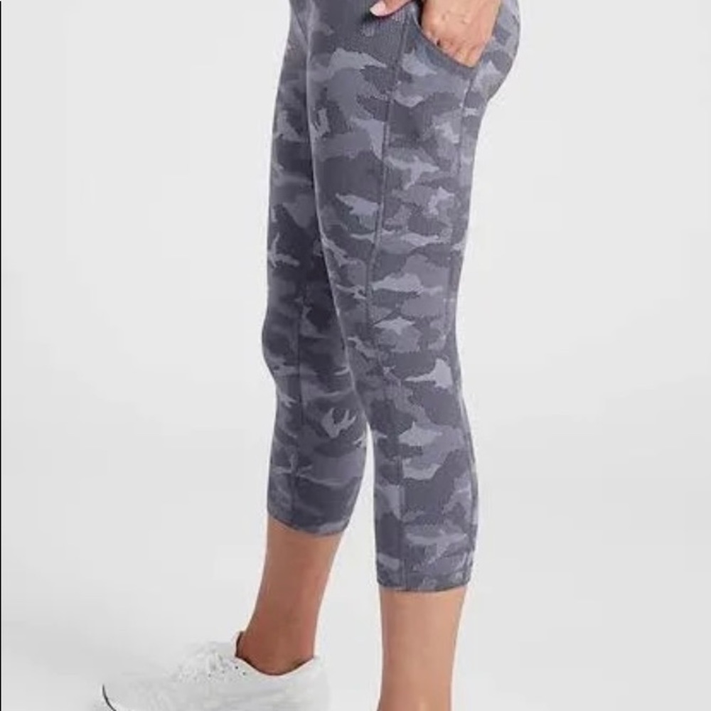 ATHLETA ULTIMATE STASH TEXTURED POCKET CAPRI-MEDIUM